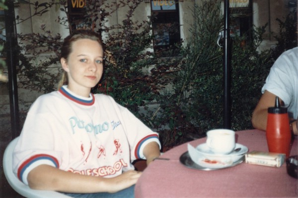 19880519 Krems Cafehaus vor Videothek VerenaK.jpg