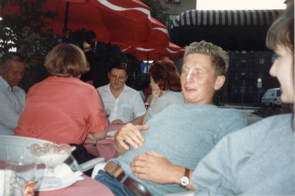 19880519 Krems Cafehaus vor Videothek WernerX mit weisser Nase.jpg