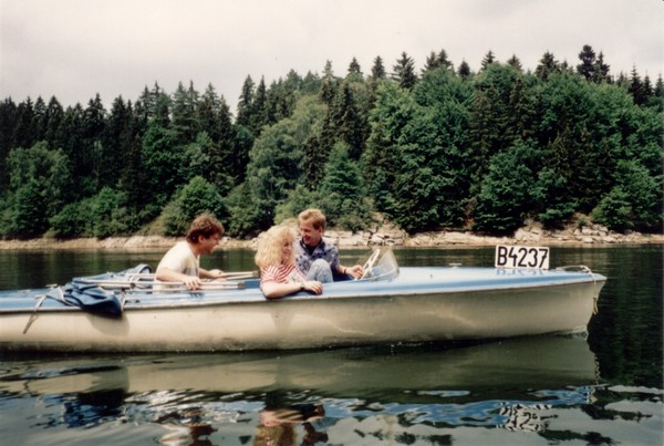 19920711 Waldviertel Stausee Ottenstein im Motorboot ThomasB BettinaS PeterB.jpg