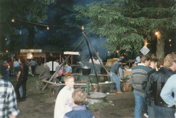 19930700 Waldviertel Weitra Stadlberg Countryfest Feuerstelle Gulaschkessel.jpg