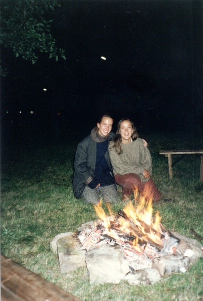 19930820 Waldviertel Oberlembach Ruinenfest AlexandraGrubeck JuanitaX am Lagerfeuer.jpg