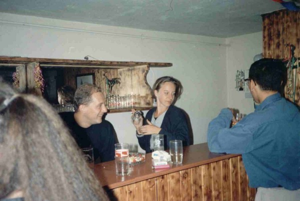 19930821 Volksheimkino JohannesDvorschak VerenaK hinter der Bar.jpg