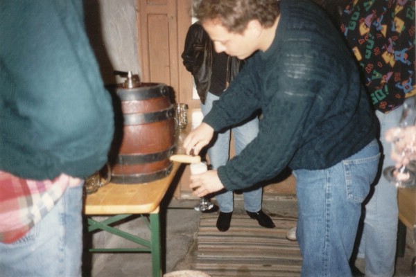 19xx0000 Weitra Schlossgasse Fest ChristianP beim Bierzapfen.jpg